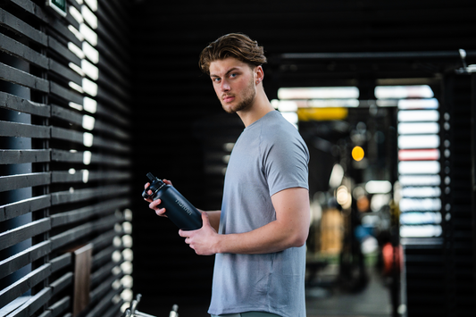 Geniet van verfrissend water in de sportschool met onze isolerende thermosfles.